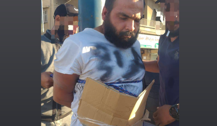 القبض على سارق منازل أخليت من سكانها وربطه على العامود