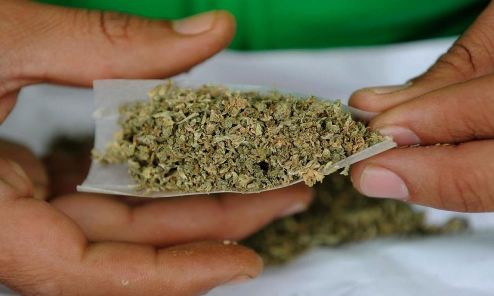 سجائر ومعسّل مهرّبة!