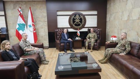 قائد الجيش يُتابع مستجدّات مؤتمر باريس