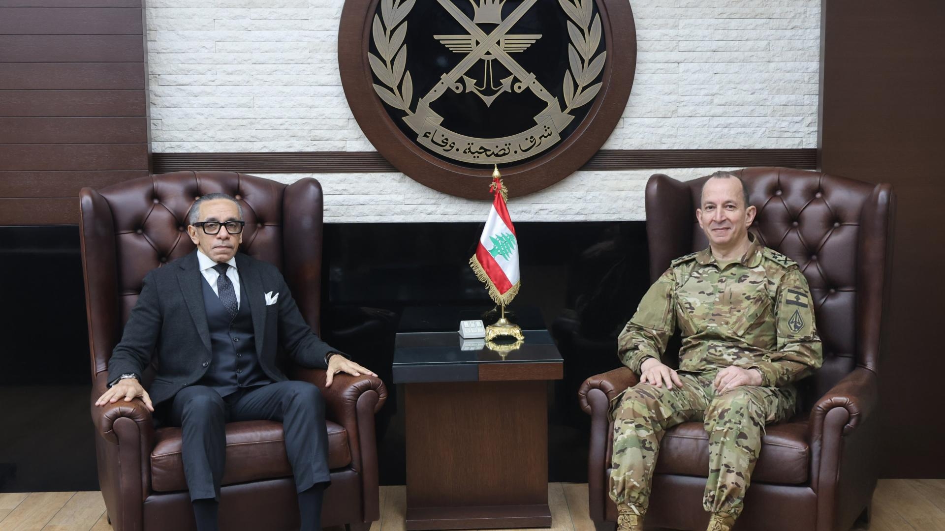 قائد الجيش يُتابع مستجدّات مؤتمر باريس