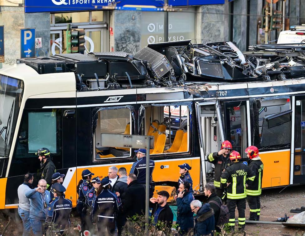 وفاة شخص وإصابة نحو 20 آخرين جراء خروج ترام عن مساره واصطدامه بمبنى في ميلانو