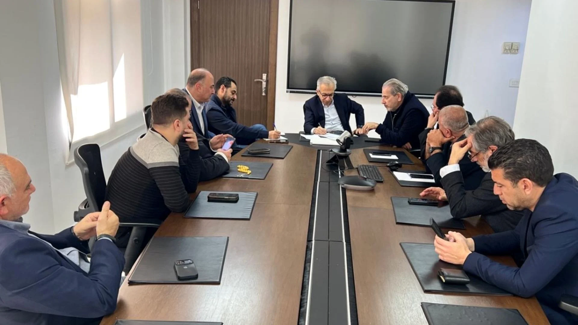 وزير الاقتصاد يطمئن إلى توافر السلع الأساسية والمحروقات ويُحذّر من أي تلاعب أو استغلال للظروف الراهنة