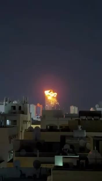 إصابات واندلاع حريق إثر استهداف شقة في البحرين بصواريخ إيرانية