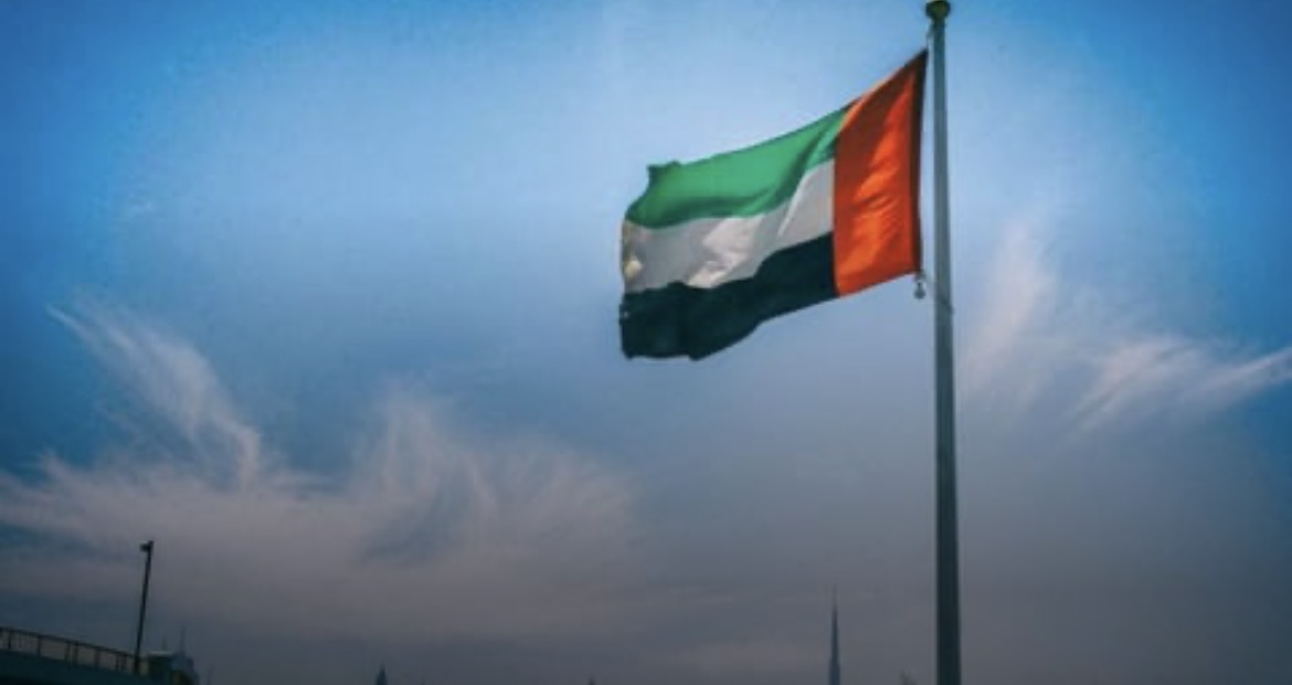 الإمارات تتعرض لقصف صاروخي إيراني: قتيل و9 جرحى في دبي وأبو ظبي