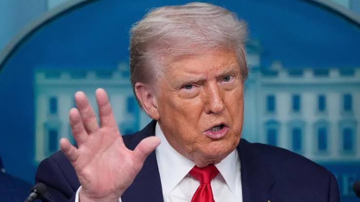 ترامب يعلن عن إغراق ٩ سفن تابعة للبحرية الإيرانية وتدمير مقرات قيادتها