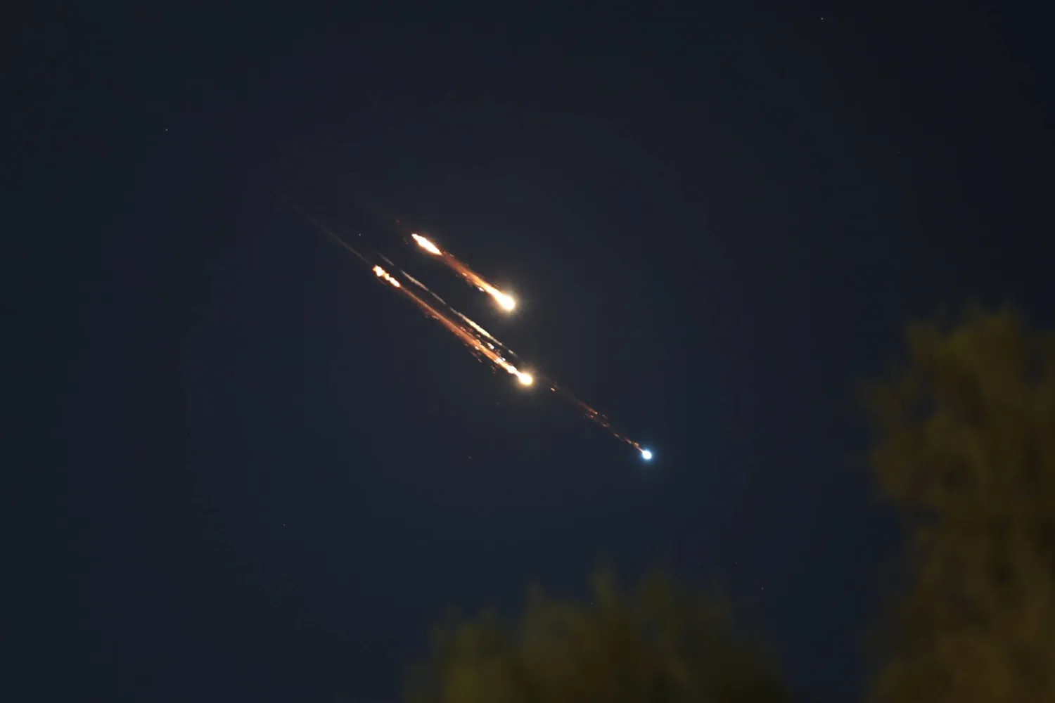 صواريخ تعبر أجواء جنوب لبنان باتجاه الأراضي الفلسطينية