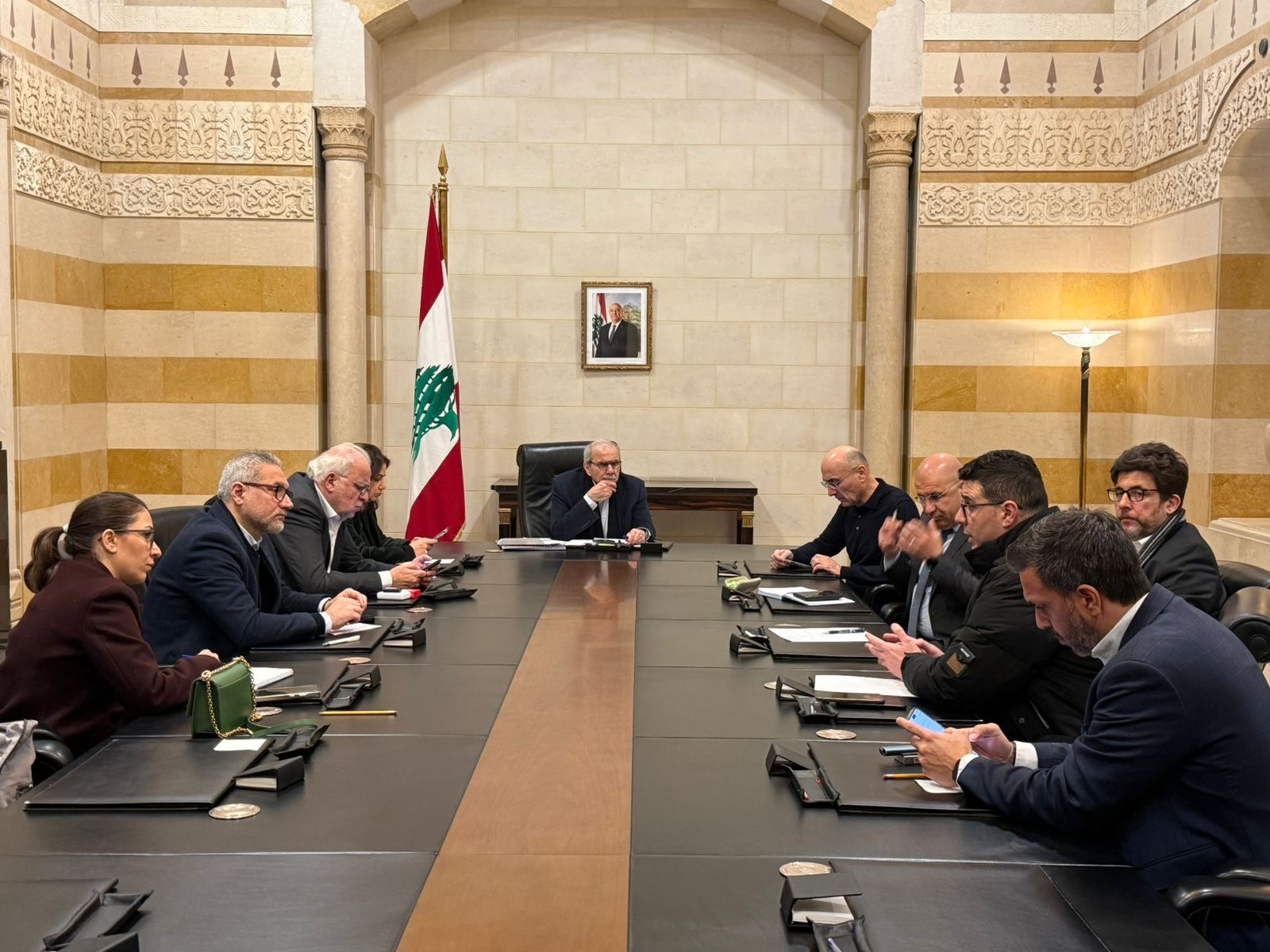 رئيس الحكومة يترأس منذ ساعات الفجر اجتماعًا طارئًا