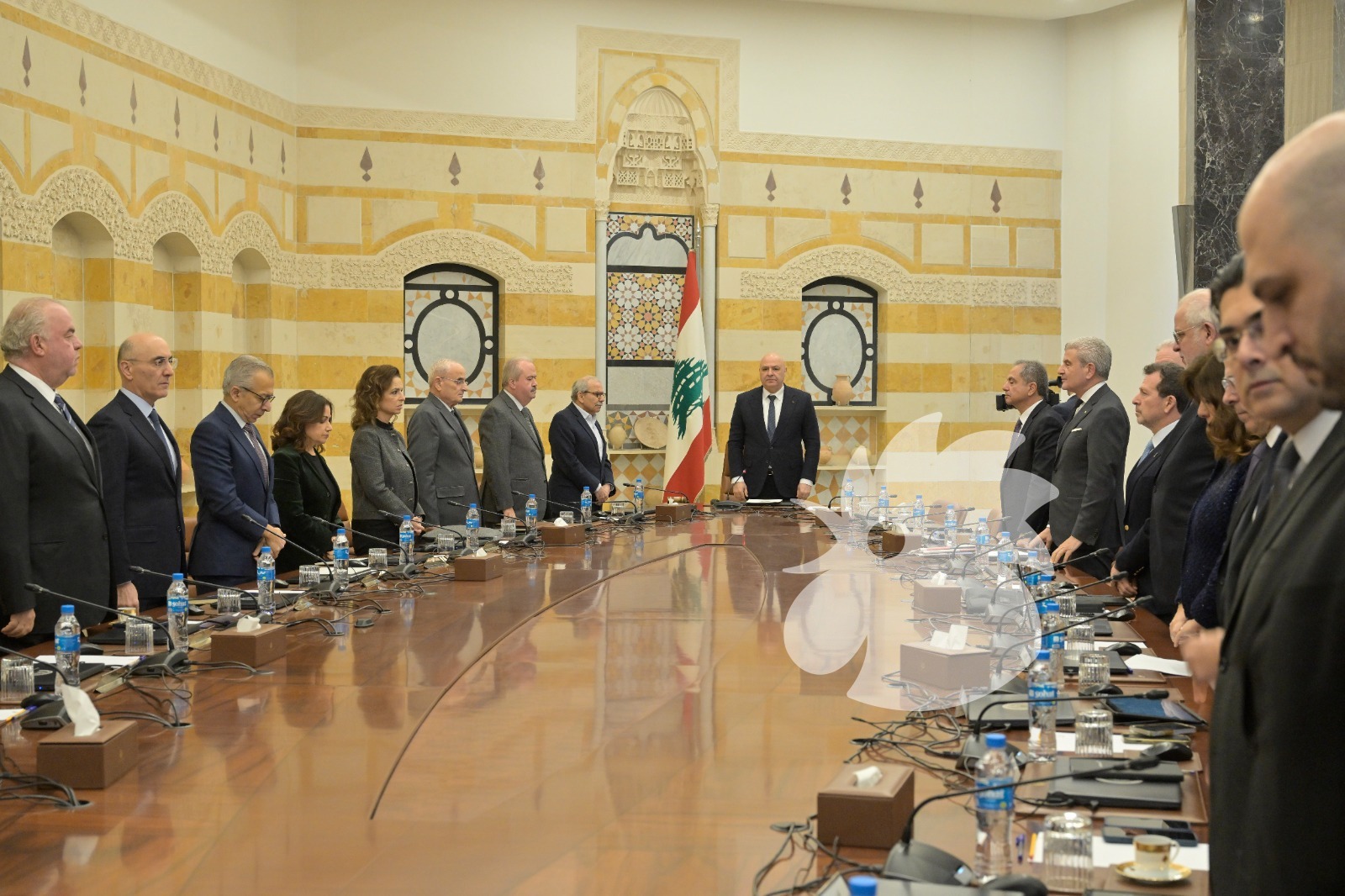 الوقوف دقيقة صمت حدادًا على الشهداء