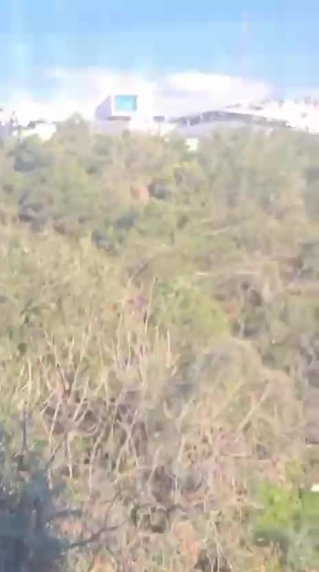 بالفيديو - تحذيرات عبر مكبّرات الصوت من محيط السفارة الأميركية في عوكر