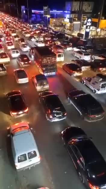 بالفيديو - ازدحام مروري كثيف عند جسر الأولي بفعل حركة النزوح من الجنوب