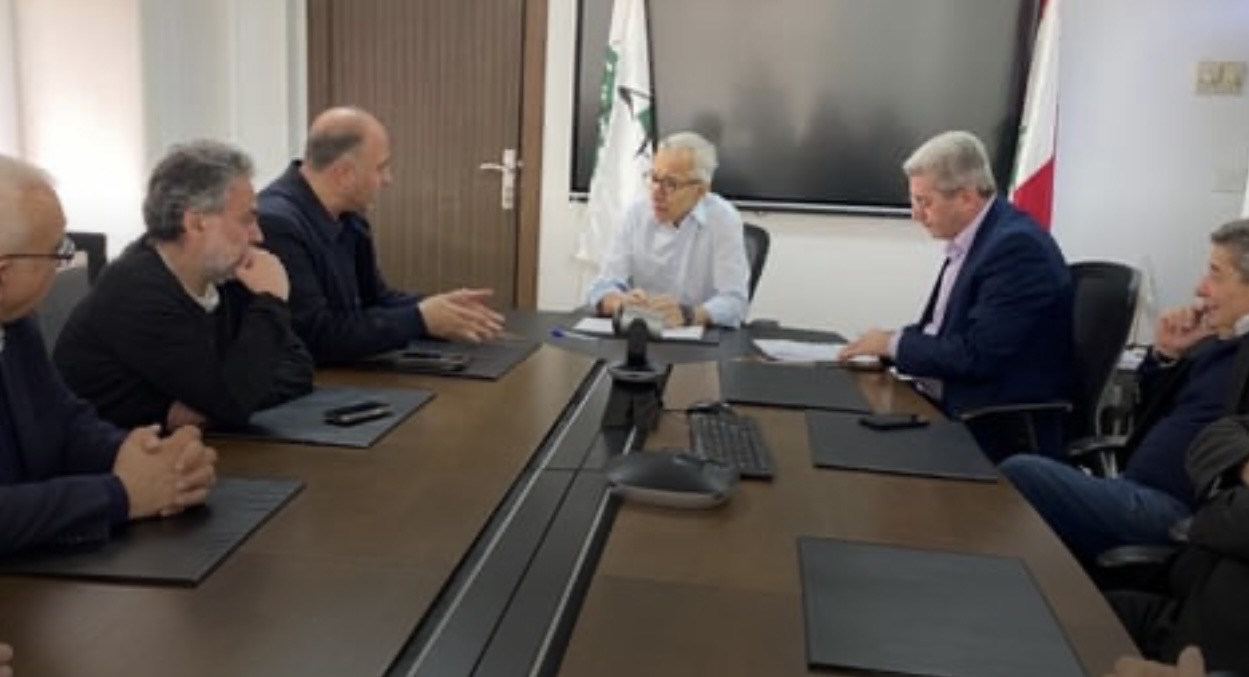 البساط عرض مع نقابة أصحاب المطاحن تأمين القمح وضبط توزيع الطحين