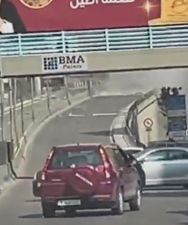 انهيار جزء من جسر يربط طريق المطار ببعبدا