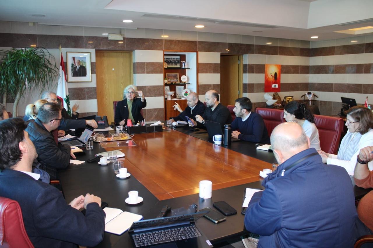 كرامي بحثت في آلية إدارة المدارس كمراكز إيواء