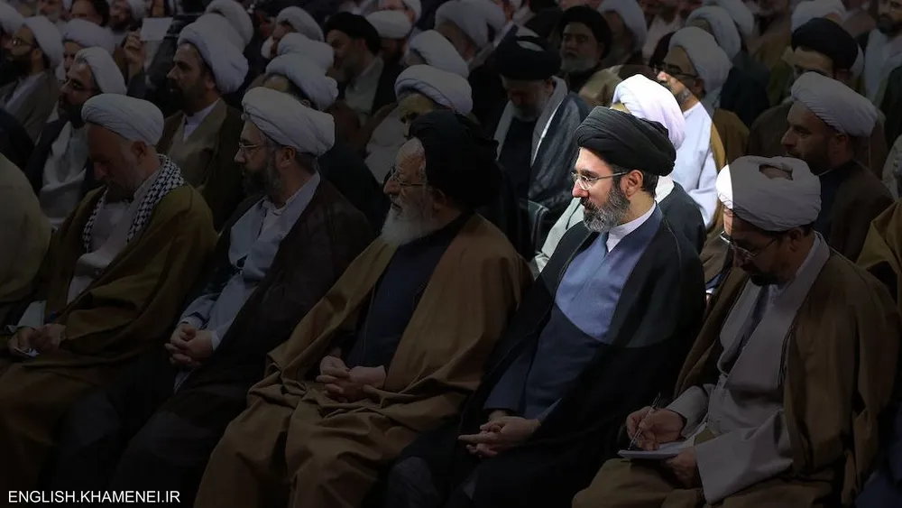 نجاة مجتبي خامنئي من الغارة التي قتلت والده