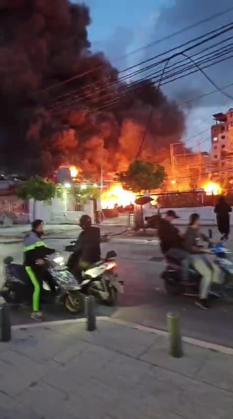 بالفيديو - غارة عنيفة على مدينة صور