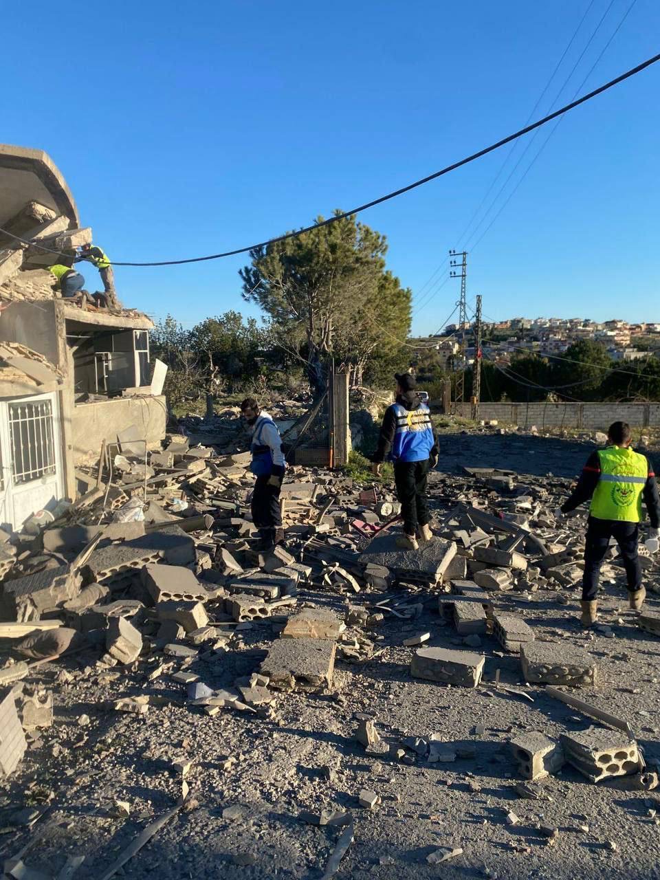 انتشال ثلاث إصابات جراء القصف على بلدة النفاخية الجنوبية