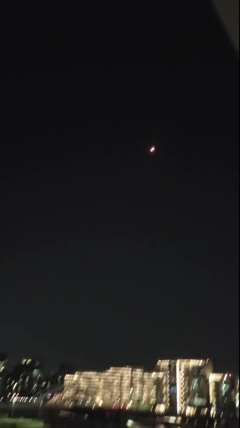 بالفيديو - الدفاعات الاماراتية في دبي تعترض صاروخًا إيرانيًا وسقوط جزء منه في المياه