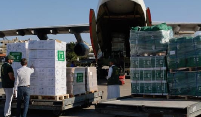 طائرة إغاثية عاشرة تصل من السعودية