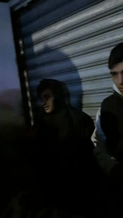 4 شبّان مسلّحين يقتحمون صيدلية في عين الرمانة (فيديو)