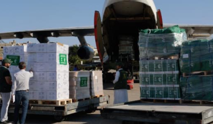 طائرة إغاثية عاشرة تصل من السعودية