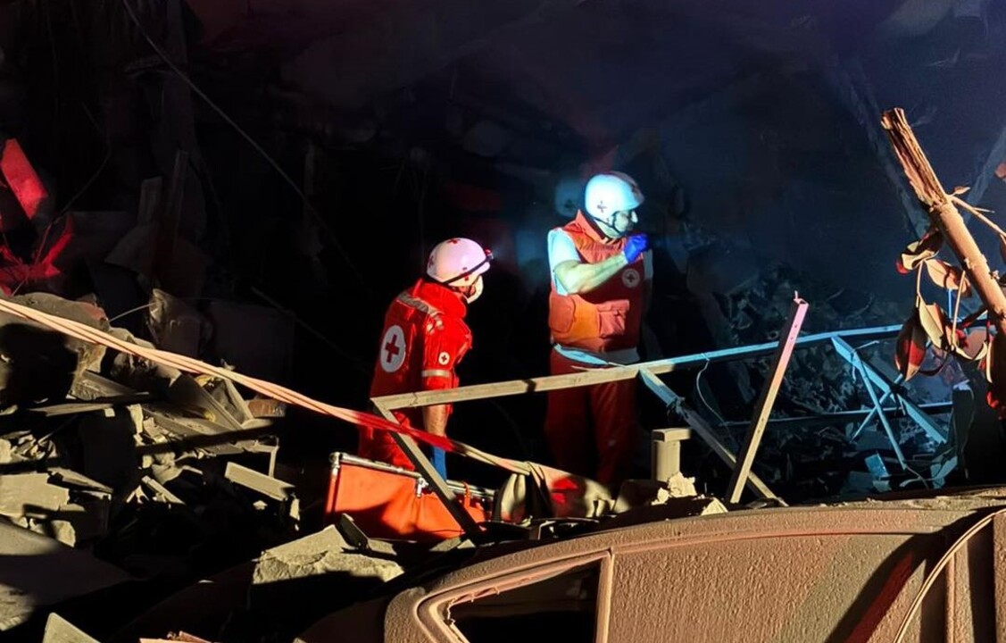 إصابة مسعفين من الصليب الأحمر خلال مهمة إنقاذ في أرنون