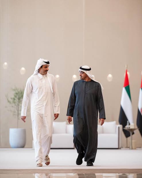 محمد بن زايد وتميم بن حمد يؤكدان ضرورة وقف التصعيد في المنطقة