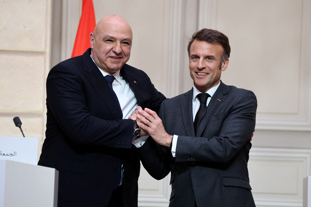 ماكرون يتصل بعون لمناقشة التصعيد