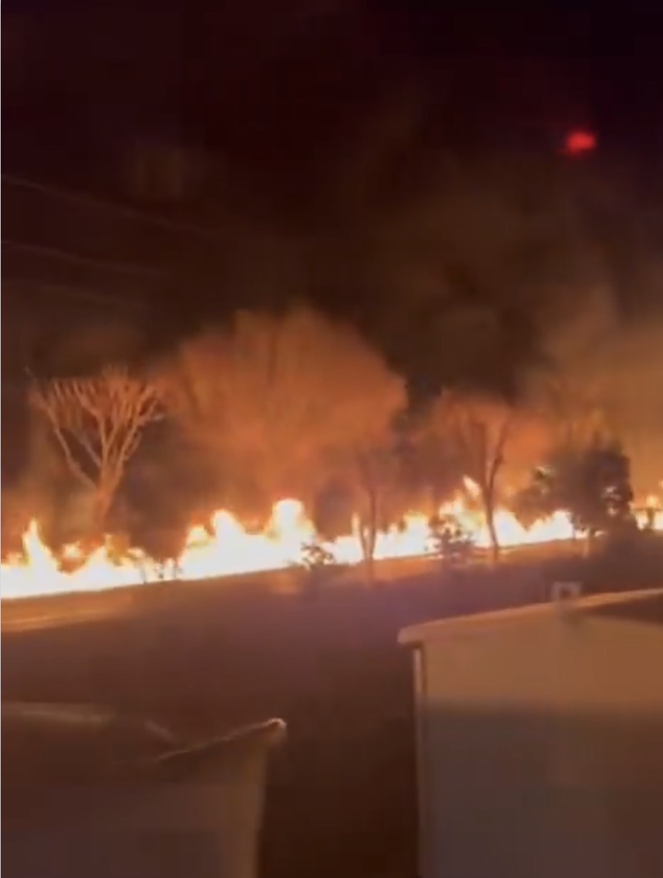 حرائق في شوارع طهران بعد استهداف خزانات وقود وتسرّب النفط