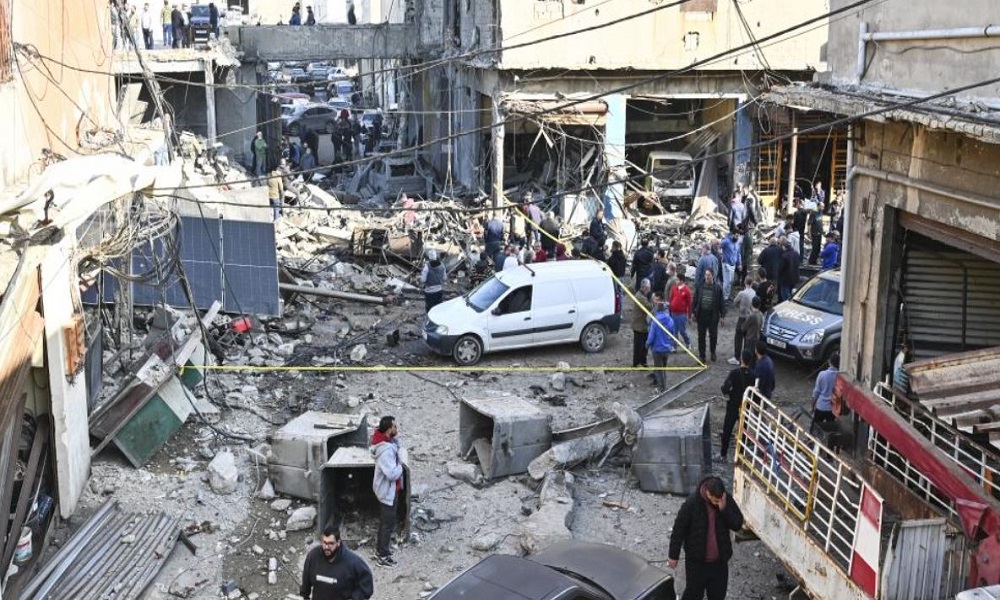 إنقاذ مواطنة من تحت الأنقاض إثر غارة في الغازية