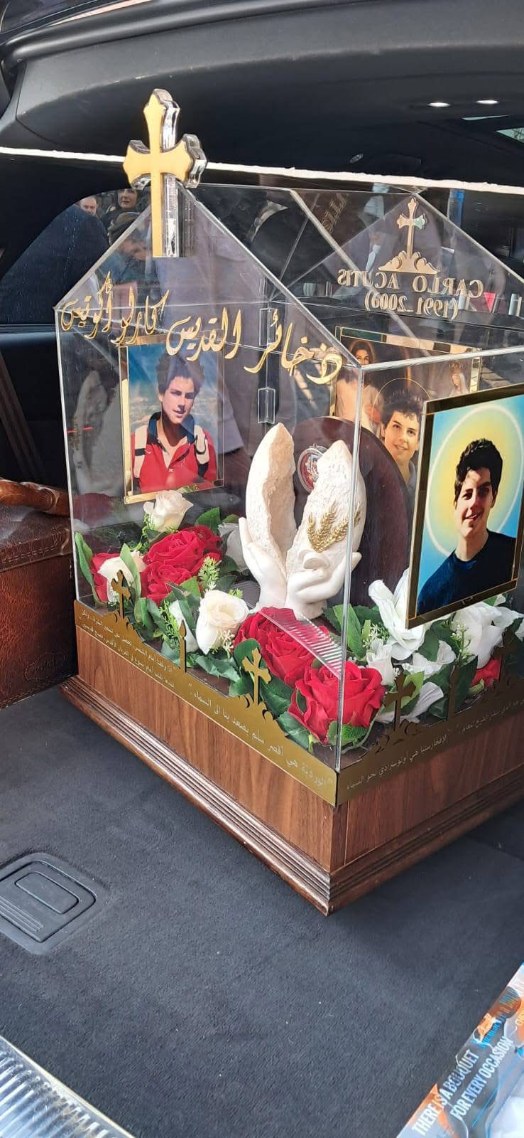 توافد للمؤمنين إلى كاتدرائية مار اسطفان في البترون للتبرك بذخائر كارلو أكوتس وتمديد عرضها يوماً إضافياً