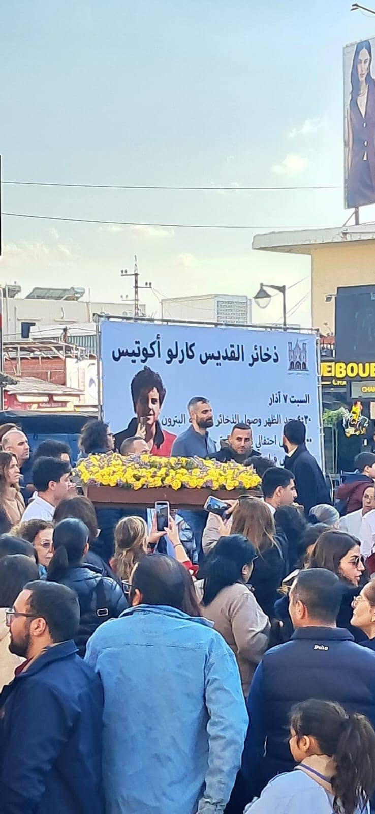 توافد للمؤمنين إلى كاتدرائية مار اسطفان في البترون للتبرك بذخائر كارلو أكوتس وتمديد عرضها يوماً إضافياً