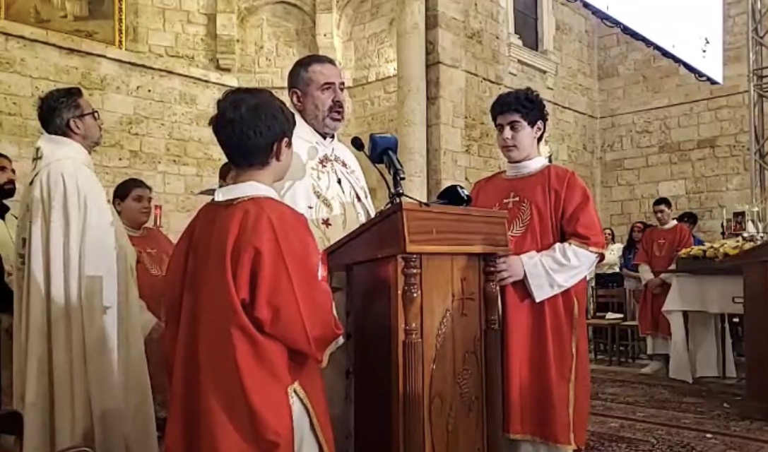 توافد للمؤمنين إلى كاتدرائية مار اسطفان في البترون للتبرك بذخائر كارلو أكوتس وتمديد عرضها يوماً إضافياً