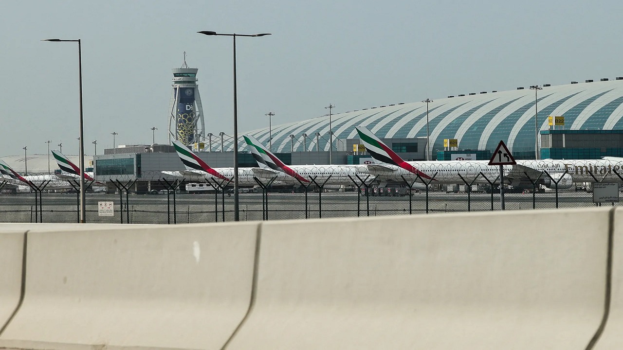 4 إصابات جراء سقوط مسيرتين بمحيط مطار دبي