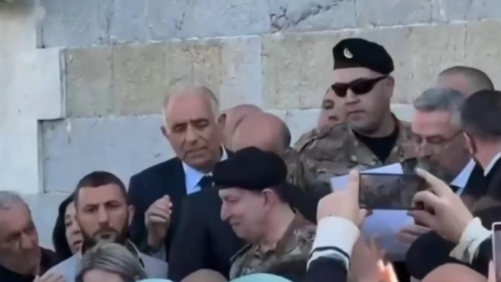 هيكل يصل إلى القليعة لتقديم واجب العزاء باستشهاد كاهن الرعية