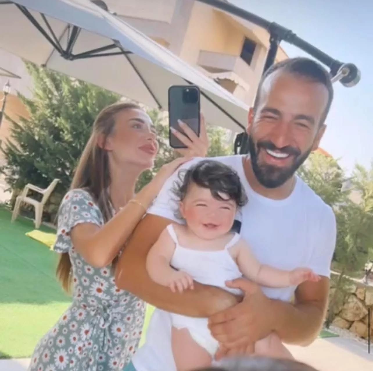 استشهاد المصور والمخرج محمد شهاب وطفلته متأثرين بجروحهما بعد غارة استهدفت شقة في عرمون