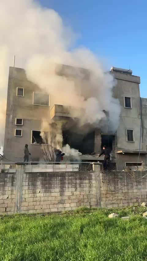 بالفيديو - ضحيتان في استهداف  شقة في  منطقة بر الياس في البقاع