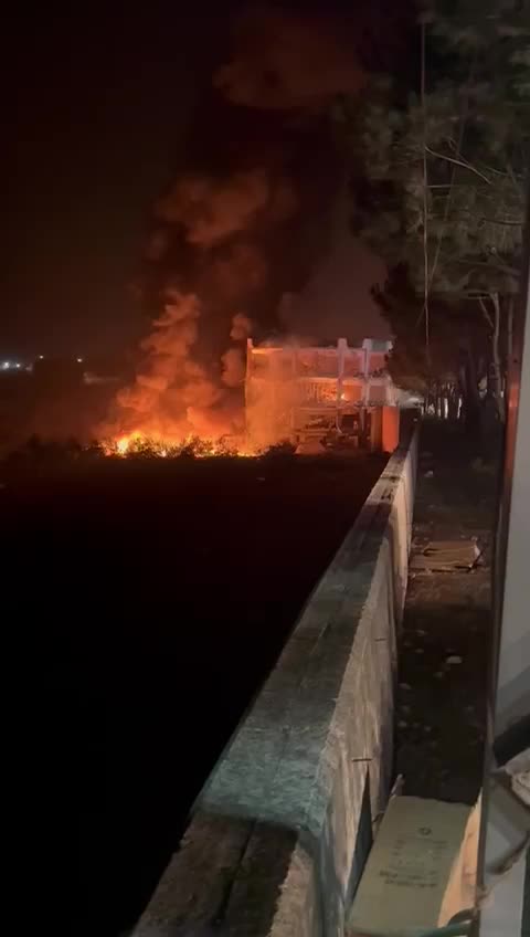 استهداف مركز للهيئة الصحية في برج قلاوي واندلاع حريق في المكان