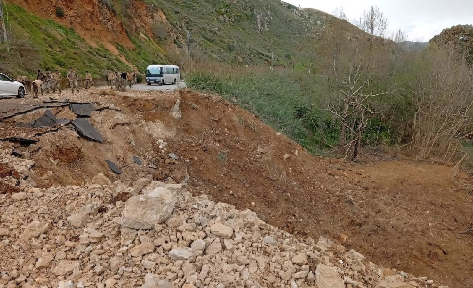 غارة إسرائيلية تتسبب بقطع طريق الخردلي وصعوبة الحركة المرورية