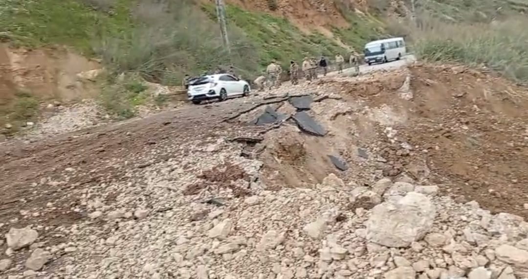 غارة إسرائيلية تتسبب بقطع طريق الخردلي وصعوبة الحركة المرورية