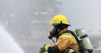 حريق في منطقة الفجيرة للصناعات البترولية إثر استهداف بطائرة مسيرة …هل من إصابات؟