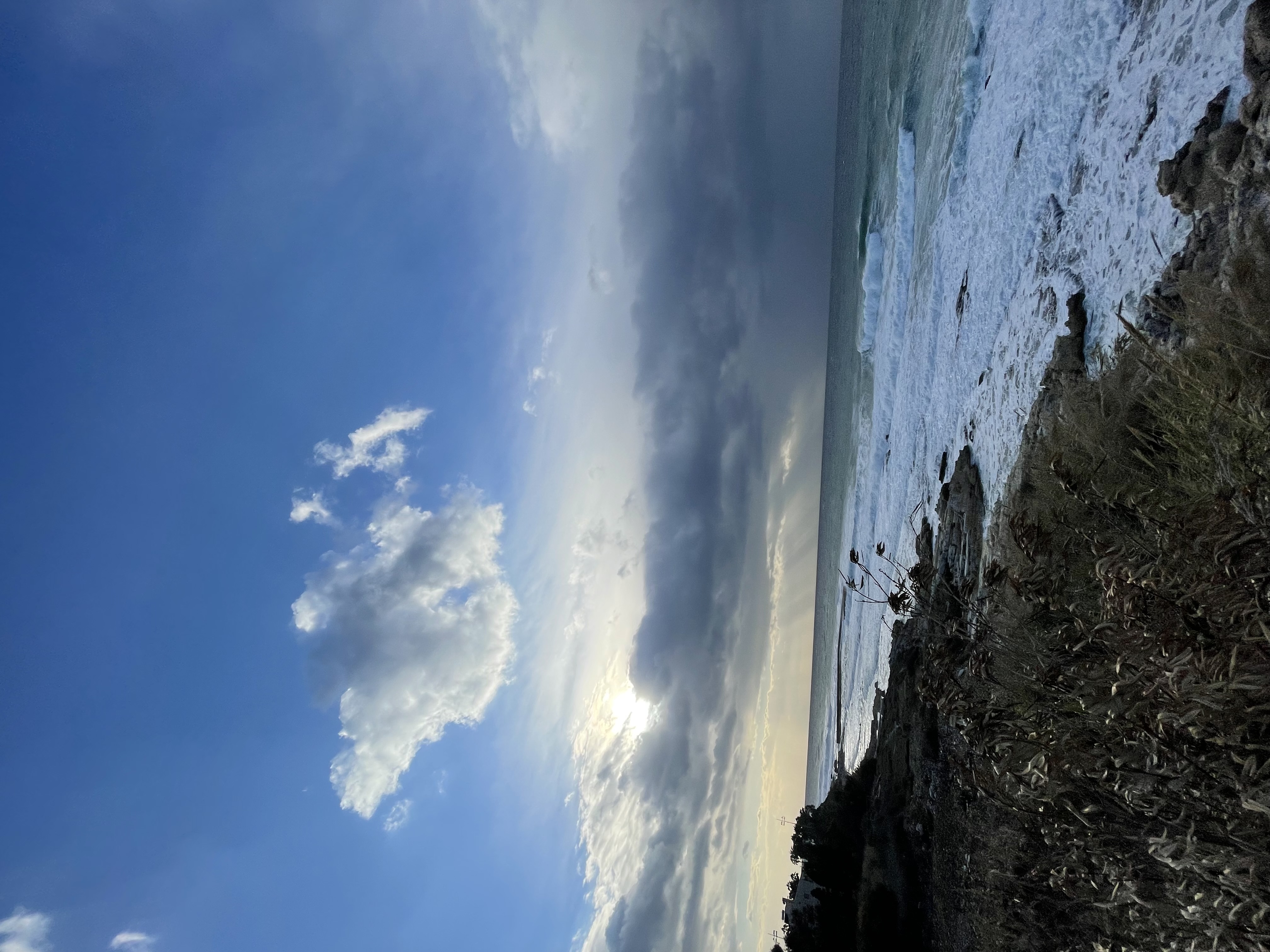 طقس متقلب في لبنان: ارتفاع بالحرارة وغبار يعقبه أمطار وعواصف