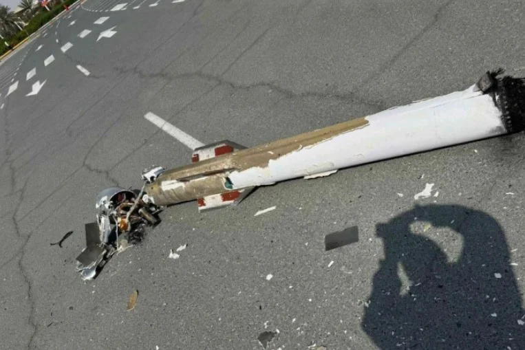 مكتب أبوظبي الإعلامي: وفاة شخص إثر سقوط شظايا عقب اعتراض صاروخ