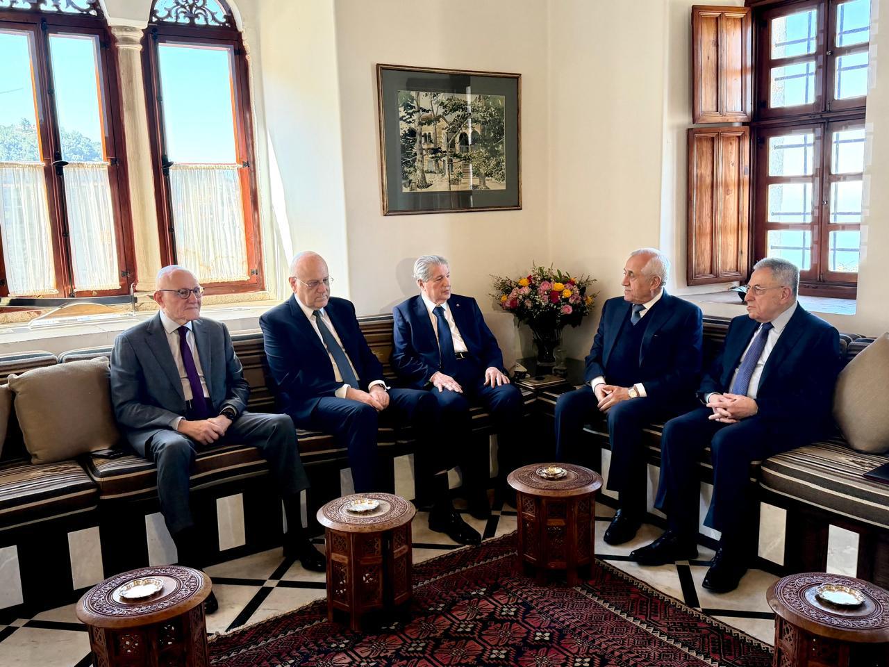 أمين الجميّل وسليمان وميقاتي والسنيورة وتمام سلام: لعقد مؤتمر عربي دولي لمساعدة لبنان