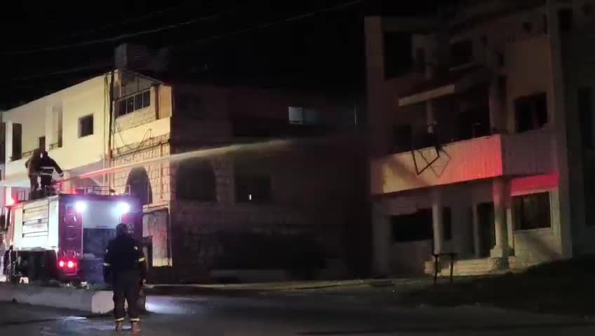 الدفاع المدني يعمل على إخماد الحريق في المنزل المستهدف بالقليعة