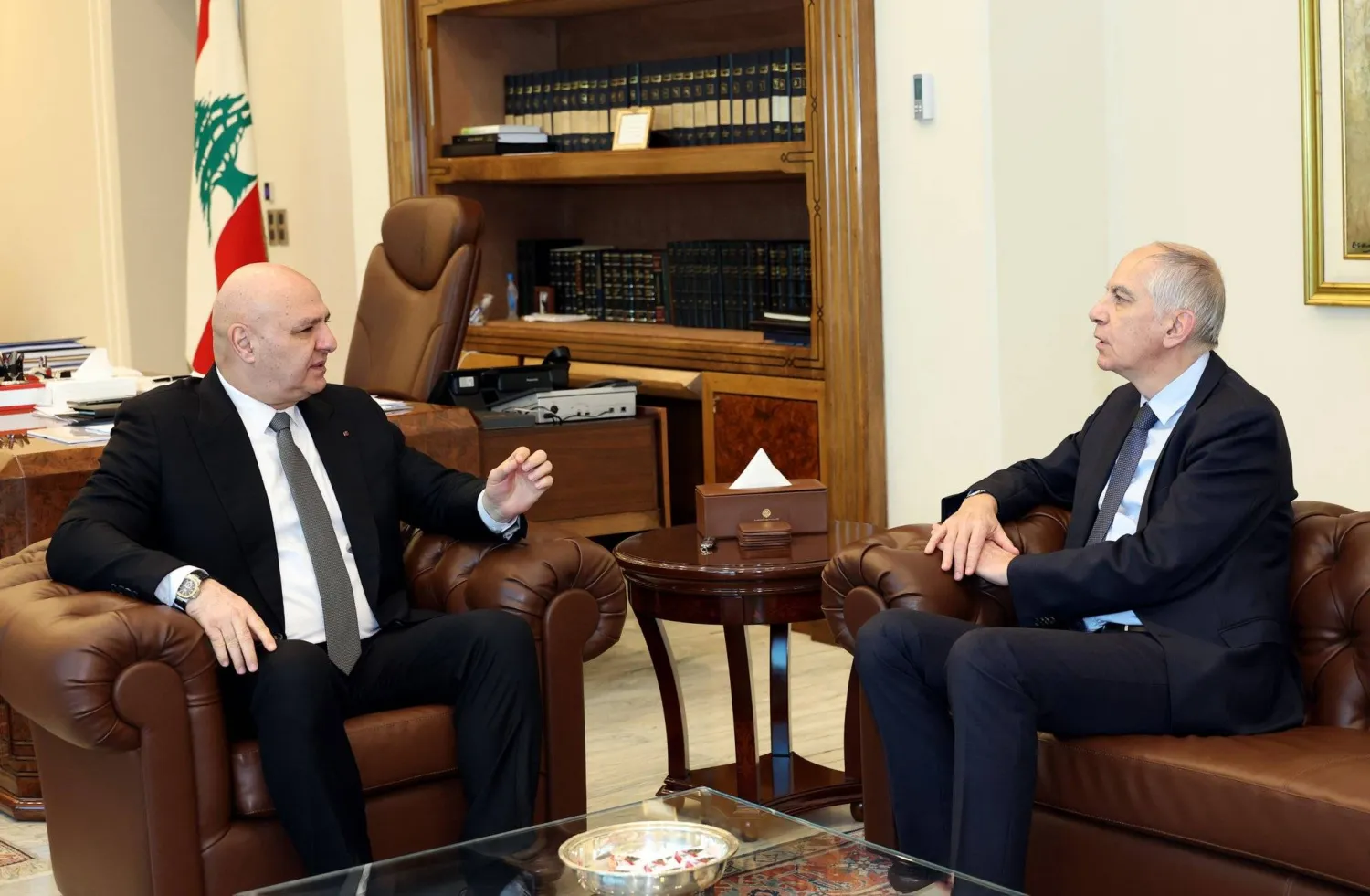 القصة الكاملة لمبادرة التفاوض اللبناني مع إسرائيل… وتحدياتها<br />
مصادر لـ«الشرق الأوسط»: نتنياهو عرض وقفاً للنار… فرد «حزب الله» بعملية «العصف المأكول»