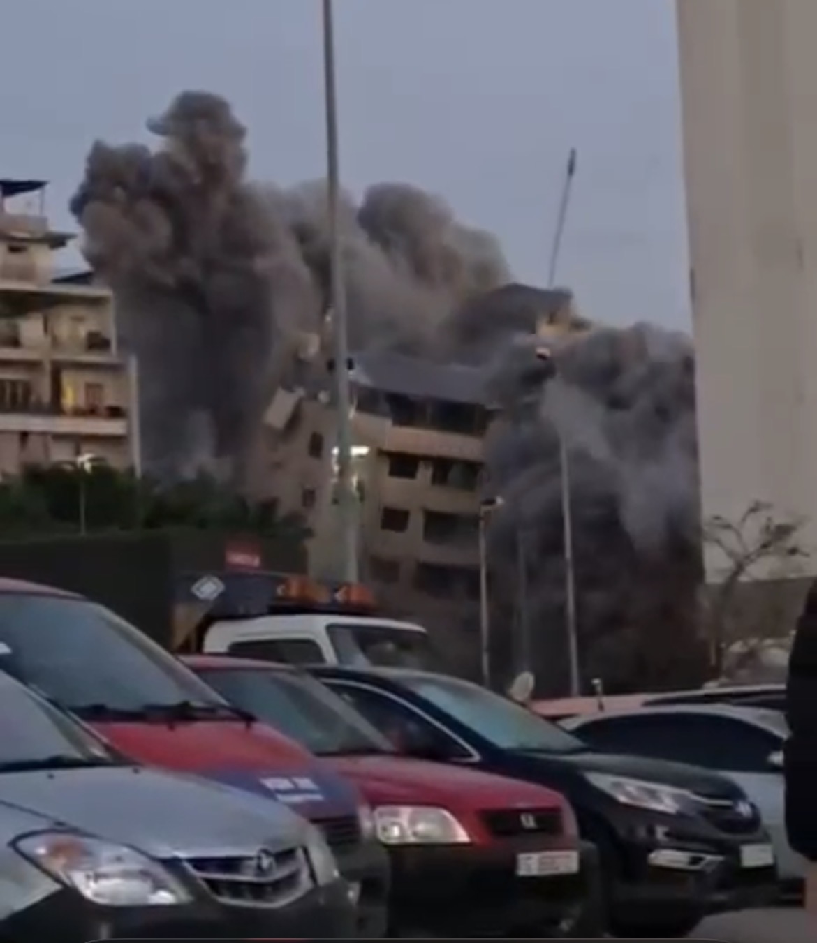 بالفيديو - غارة على مبنى في الباشورة بعد تهديد اسرائيلي باستهدافه