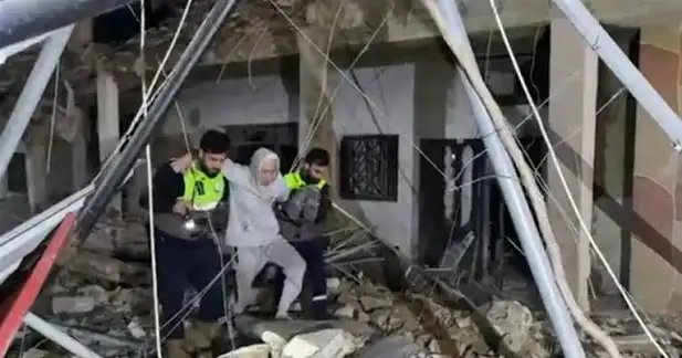 إنقاذ عائلة من تحت الأنقاض في البرج الشمالي ونقلها إلى مستشفيات صور