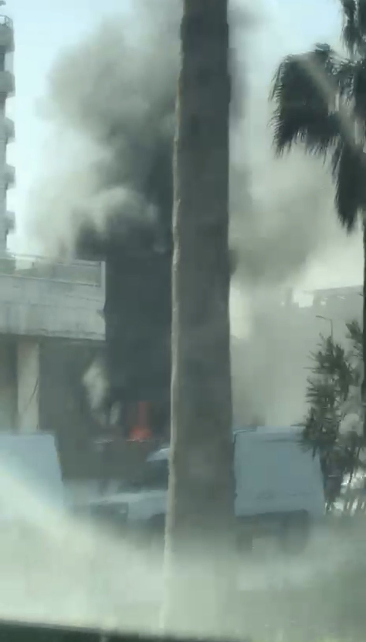 بالفيديو - استهداف إسرائيلي لسيارة في صيدا على الكورنيش البحري