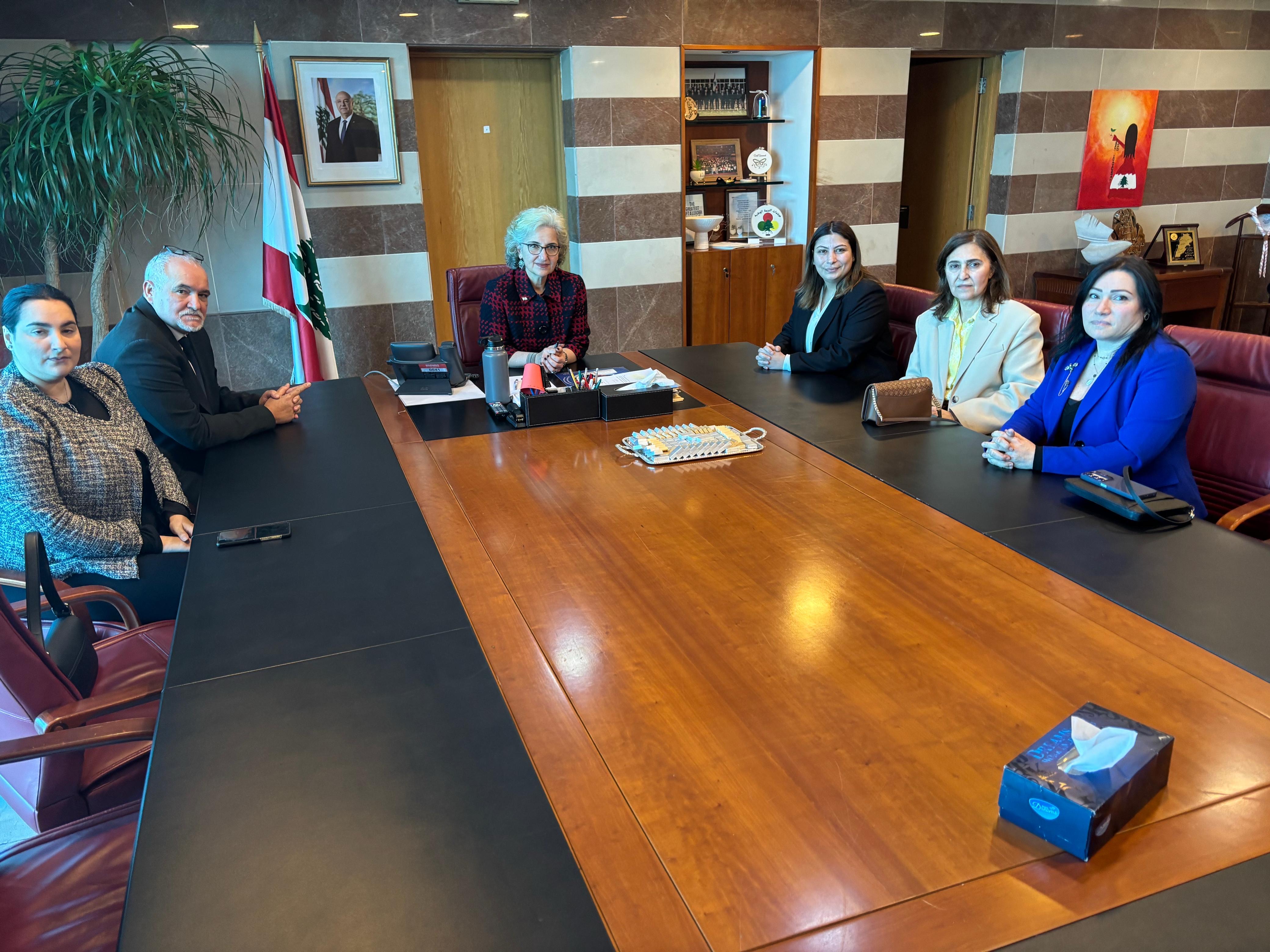 كرامي تتابع أزمة إشغال مدارس في زقاق البلاط وتتحرّك لنقل النازحين بعد تضرّرها