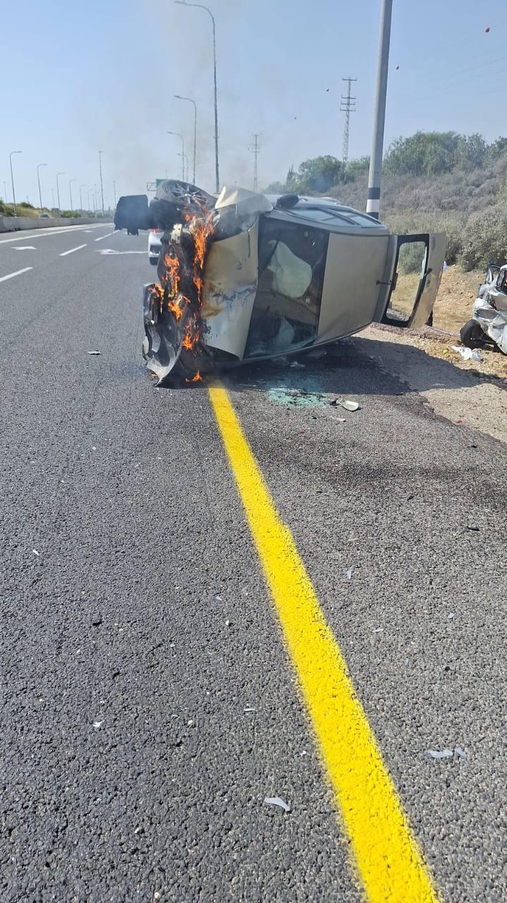 سقوط شظايا صاروخية في أحد الشوارع الرئيسية وسط إسرائيل